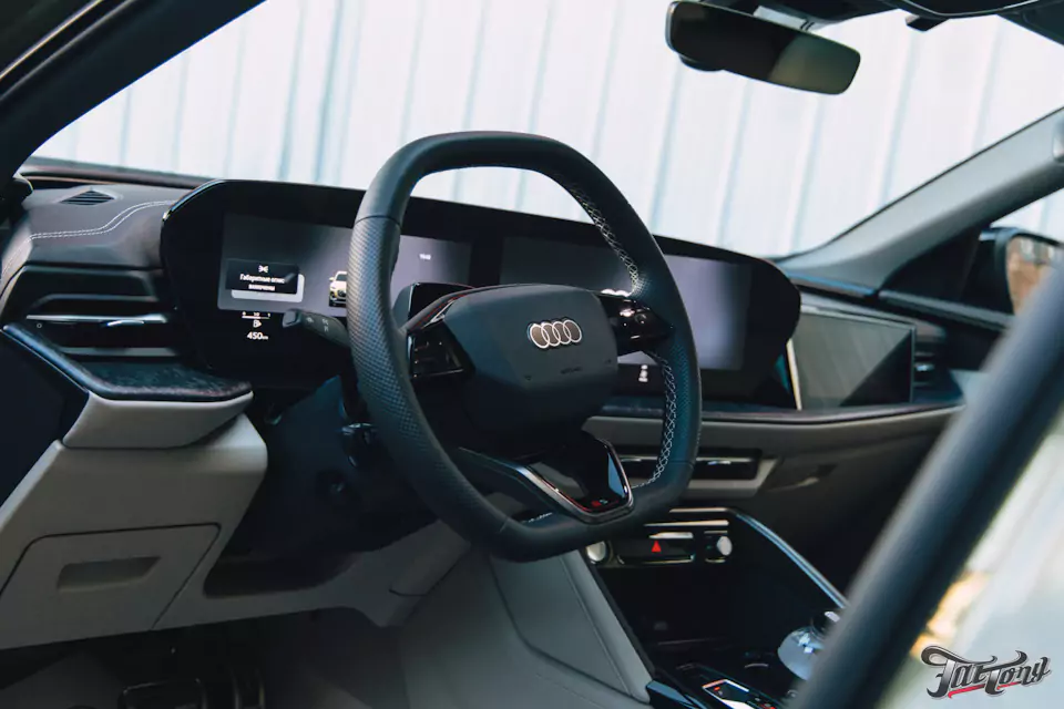 Забронировали Audi Q5 L прозрачным глянцевым полиуретаном, выполнили шумоизоляцию дверей и арок, установили видеорегистратор